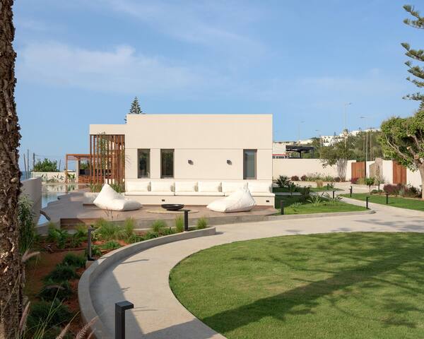 5* Luxury Living Steps from Long Sandy Beach gallery image 5