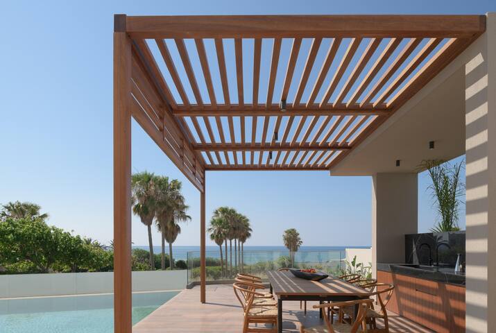 5* Luxury Living Steps from Long Sandy Beach gallery image 3
