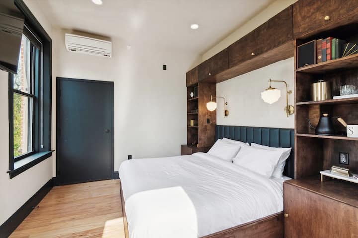 Spacious King Studio | Private & Peaceful - Philadelphia, PA