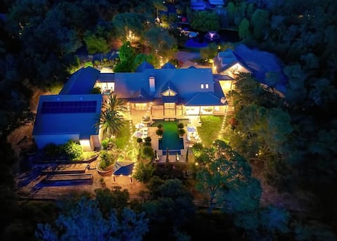 Luxury Escape w/Full Gym, Sauna, Basketball Court!