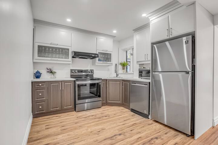 Beautiful & Stylish Midtown home for Big Groups! gallery image 4