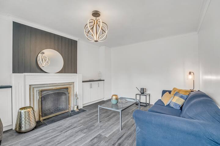 Beautiful & Stylish Midtown home for Big Groups! gallery image 3