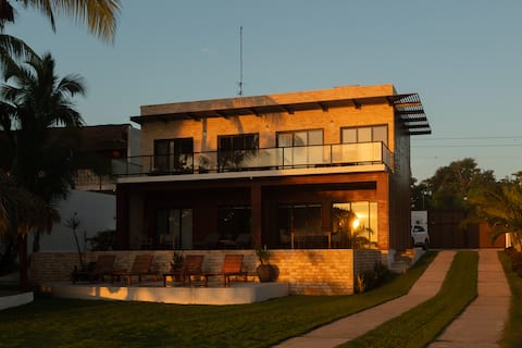 Casa Xchel right on the beach, swimming pool, jacuzzi and deck