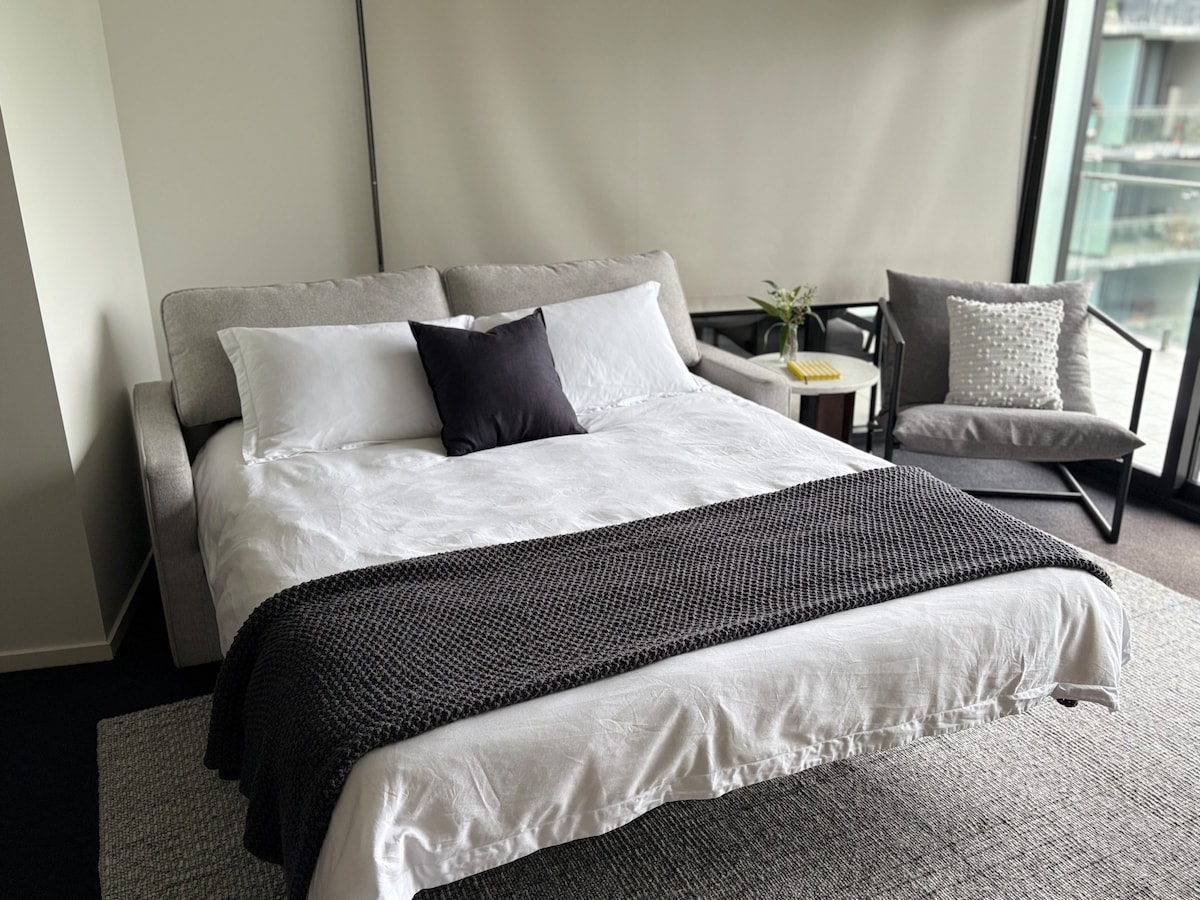 Successful Airbnb property: Apartment in Canberra City in Canberra