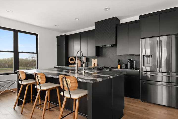 Karaoke Dreams | Entire Building | 2 Mi to BRDWY gallery image 3