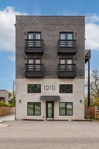 Karaoke Dreams | Entire Building | 2 Mi to BRDWY gallery image 2