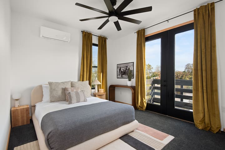 Top Floor Queen Bed - Bedroom 2