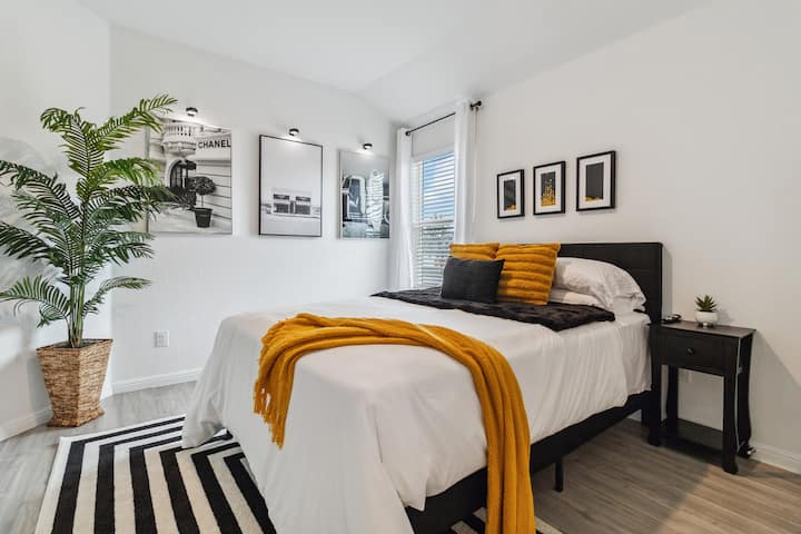 Ლუქს-კლასის სტუმრების საწოლი ოთახი, თანამედროვე გაფორმებული. Აღჭურვილია 65 ‑ იანი Smart Google TV ‑ ით და დედოფლის ზომის, საშუალო ზომის მატრასით. 