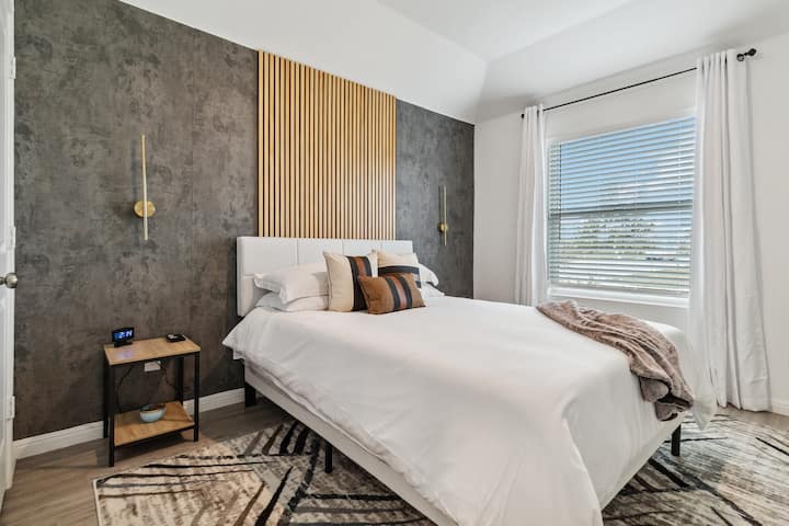 Ესთეტიკურად სასიამოვნო სტუმრების საძინებელი; საკმაოდ მყუდრო, თუმცა ფართო. Საძინებელი ოთახი აღჭურვილია 65-დუიმიანი გონიერი Google ტელევიზორით თქვენი გართობისთვის. Queen ‑ ის ზომის მყარი და გარსშემორტყმული ლეიბი. 