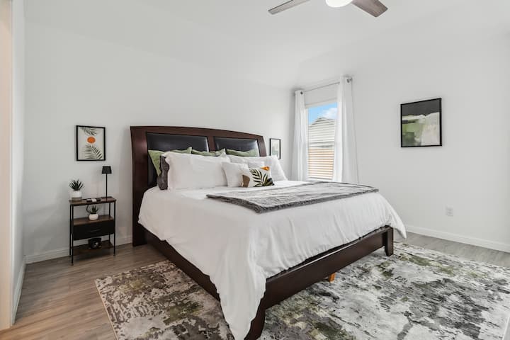 Ფართო მთავარი საძინებელი, პლუშის ზომის მატრასით, აუცილებლად გთავაზობთ ყველაზე დასასვენებელ გარემოს ელექტრო მცურავი ხანძრის ადგილისა და 60 დუიმიანი სმარტ-ტელევიზორის წინ. 