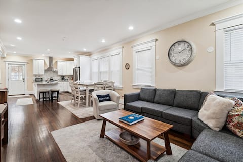 Top performing Airbnb: Naptown Villa House-Walkable Downtown 5BR, parking in Annapolis