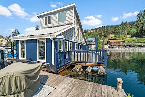 Rare Floating Home W/ Private Dock In Bayview