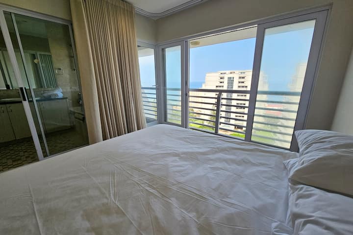 Основна спалня с двойно легло, самостоятелна баня и красива гледка