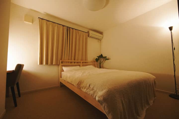 Toto je 1,6-metrová manželská posteľ s mierne mäkkým matracom.