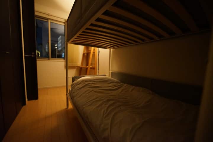 Toto je dvojlôžková posteľ od ikea, posteľ je široká asi 90 cm pre drobnú osobu na oddych.Jemné pripomenutie, že deťom, ktoré sú príliš malé, neodporúčame spať na lôžku. V záujme bezpečnosti by malo byť vedľa rodičov.
