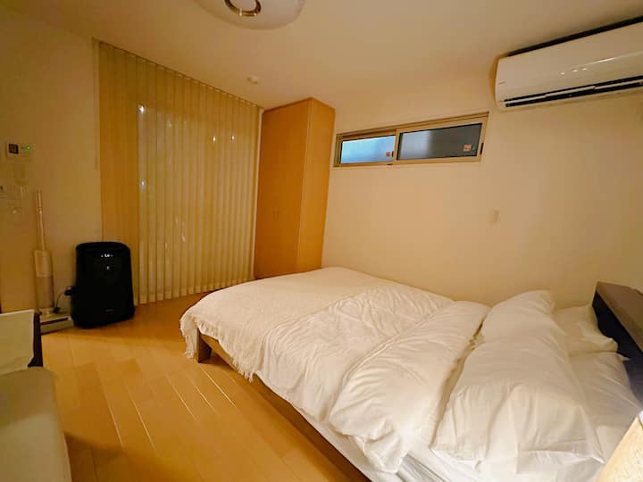 Toto je hlavná spálňa na prvom poschodí, šírka manželskej postele je 1,5 metra široká, textúra matraca je tvrdá, izba je usporiadaná podľa preferencií všetkých.