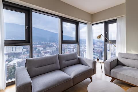 Presidential Suite • Top-Floor 3BR • Mountain View