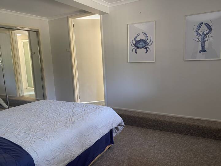 Spavaća soba u prizemlju s ulazom u kupaonicu u prizemlju. Sve spavaće sobe imaju ogrtače