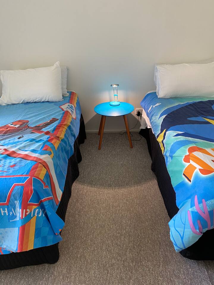 Druga spavaća soba na katu. Trenutačno je opremljena s dva odvojena kreveta koji se mogu spojiti s bračnim krevetom