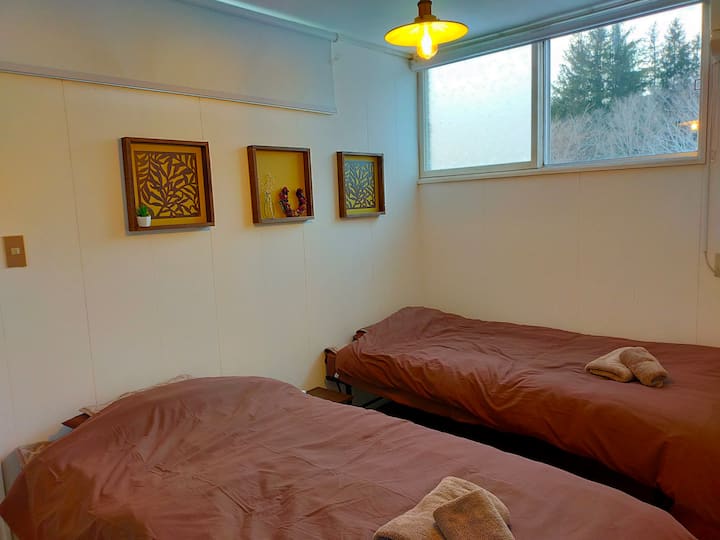 Dva jednostruka kreveta i sofa na razvlačenje, klima-uređaj