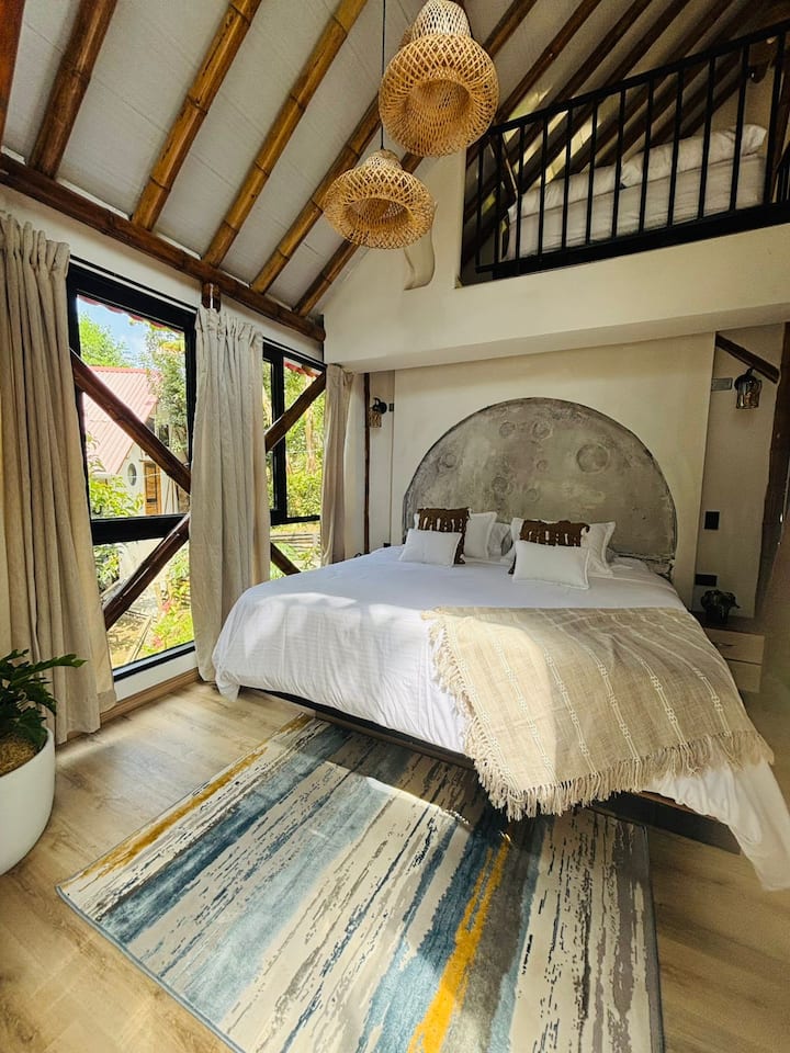 Събудете се, заобиколени от спокойствието на природата в основната ни стая, предназначена да ви осигури спокойна и релаксираща почивка. 