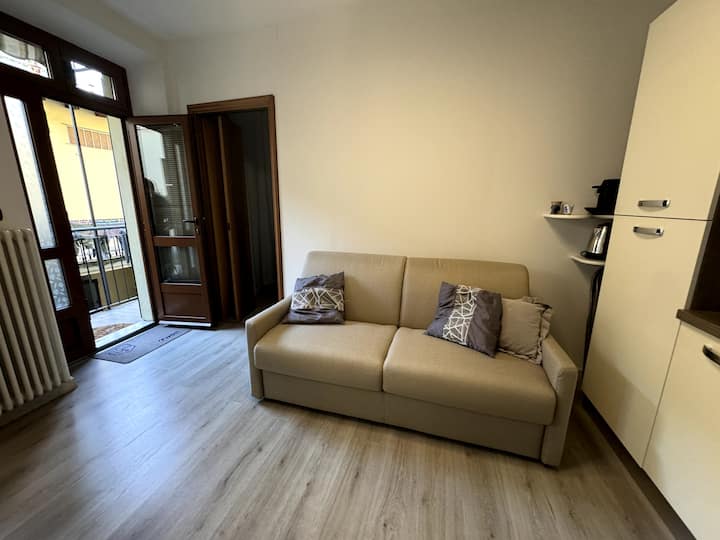 Всекидневната е светло и уютно помещение, предлагащо удобен диван за отдих. Това е функционално и добре осветено помещение благодарение на големите прозорци. На разположение е и малка трапезария, за да се насладите на храната заедно. 