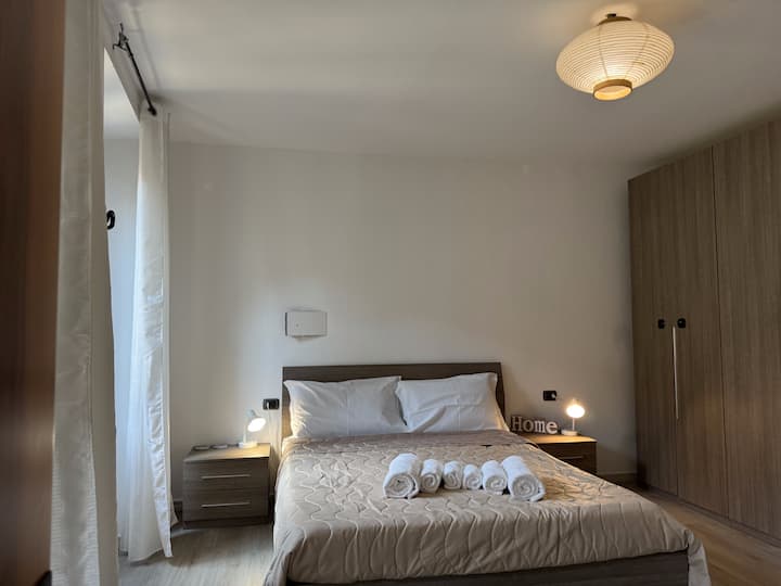 Спалнята е  уютна и оборудвана с удобно двойно легло с качествено спално бельо, за да се осигури добър нощен сън. Стаята е обзаведена с вкус, с просторен килер и скрин за съхранение на вещите ви. 