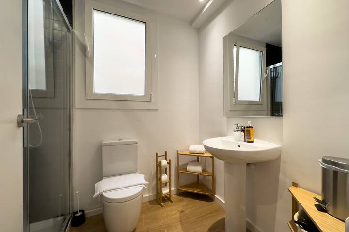 Spacious 3 bedroom flat plus 2 bathrooms in Sants gallery image 4
