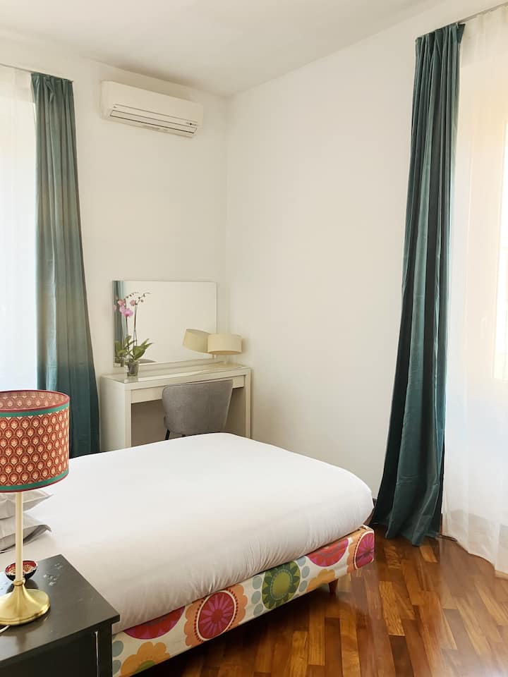 Dormitorio con cama tamaño queen. 