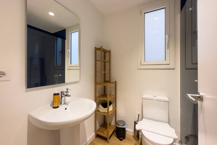 Big 4 bedroom flat plus 2 bathroom in Sants gallery image 4