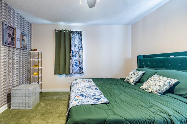 Добре дојдовте во СОБАТА ЗА ПАРИ! Сите сакаат пари. Зошто да не го испуштите сето тоа на овој забавен ѕид за селфи со пари. Додека ја потпирате главата, тоа ќе биде со перниците за пари кои спијат 2. Со сопствена бања.