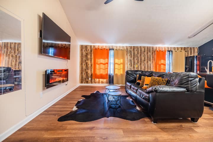 Добре дојдовте во дневната соба на селфи куќата, со килим од крава за да ги одморите нозете додека гледате телевизија под топлиот камин.