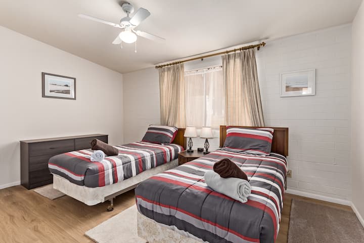 Დაიძინეთ ჰონორარივით ამ პლუშის საძინებლებში სასტუმროს ხარისხის ზეწრებითა და რბილი საბნებით სრული კომფორტისთვის.