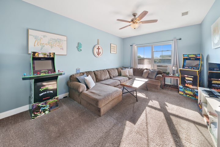 Ეს ცოცხალი მისაღები ოთახი აერთიანებს კომფორტს ნოსტალგიასთან, რომელშიც წარმოდგენილია არკადული თამაშების არჩევანი უსაზღვრო გართობისთვის. Დაისვენეთ მყუდრო დივანზე და დატკბით კლასიკური თამაშებით!