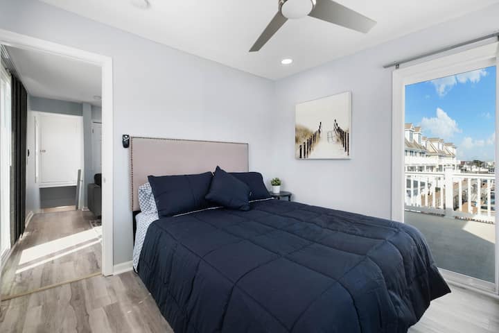 Повлечете се во оваа мирна спална соба со кадифен кревет, смирувачки декор и приватен пристап до балкон со неверојатен поглед за мирно бегство.