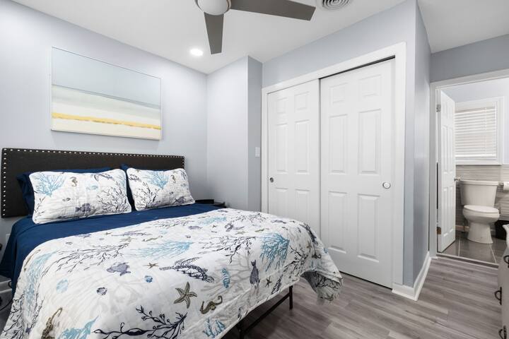 Уживајте во мирни ноќи во оваа шармантна спална соба, со постелнина инспирирана од крајбрежјето, доволно простор за складирање со простран плакар и погодна сопствена бања.