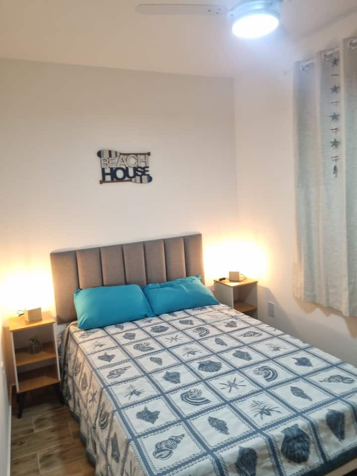 Има двоен кревет и тавански вентилатор.