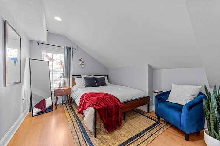 Spálňa je vybavená útulnou stoličkou a elegantným stojacim zrkadlom, ktoré dodáva vášmu priestoru pohodlie a štýl.