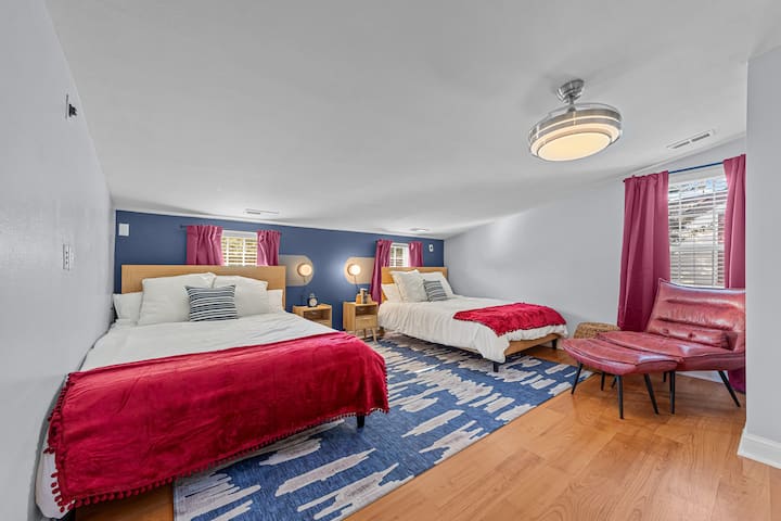 Spálňa 2 má dve pohodlné manželské postele a štýlovú stoličku s taburetom, ktorá je ideálna na relaxáciu a extra posedenie.