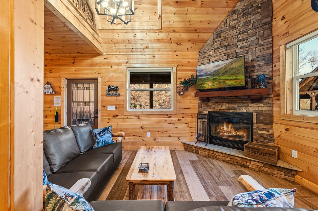 Отворете ја дневната соба и кујната, натпреварувајте се со брачен кауч на спуштање