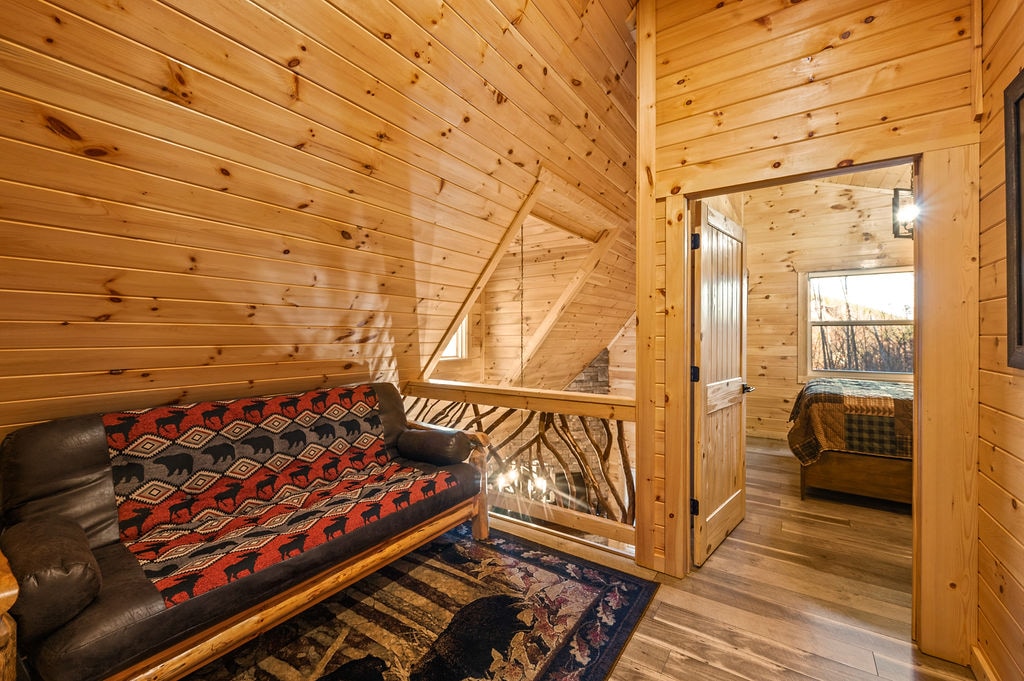 Кадифен, брачен футон обезбедува простор за спиење за дополнителни гости во поткровјето.