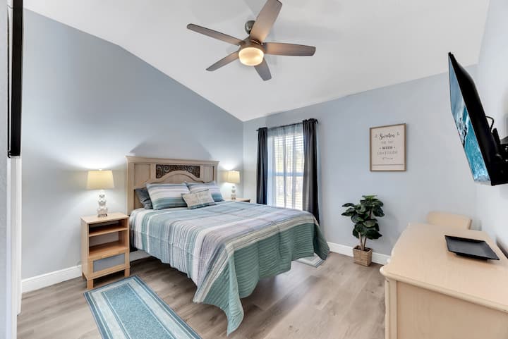 Cama tamaño queen con estructura de cama totalmente articulada e iluminada con LED para garantizar tu comodidad. Televisor Roku de 43 pulgadas con 40 canales locales y más de 400 canales de streaming en soportes giratorios para tu entretenimiento.