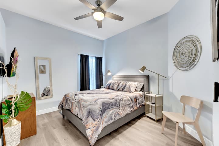 Este espacioso dormitorio está diseñado para la comodidad pura. Todos los dormitorios tienen un sistema de climatización dedicado para garantizar el clima perfecto, mientras que un televisor Roku de 43pulgadas ofrece un entretenimiento infinito. Relájate y siéntete en casa en este tranquilo refugio.