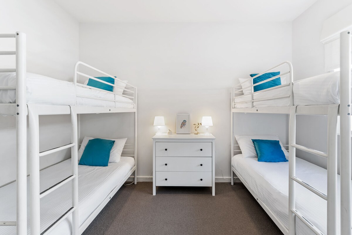 Zábavne navrhnutá poschodová spálňa