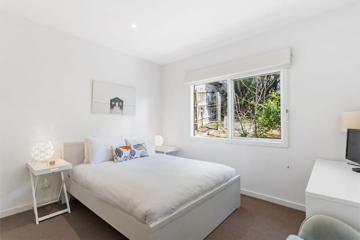 Ota ndoto kwa urahisi katika chumba chetu cha kulala cha wageni chenye utulivu, sehemu kwa ajili yako tu