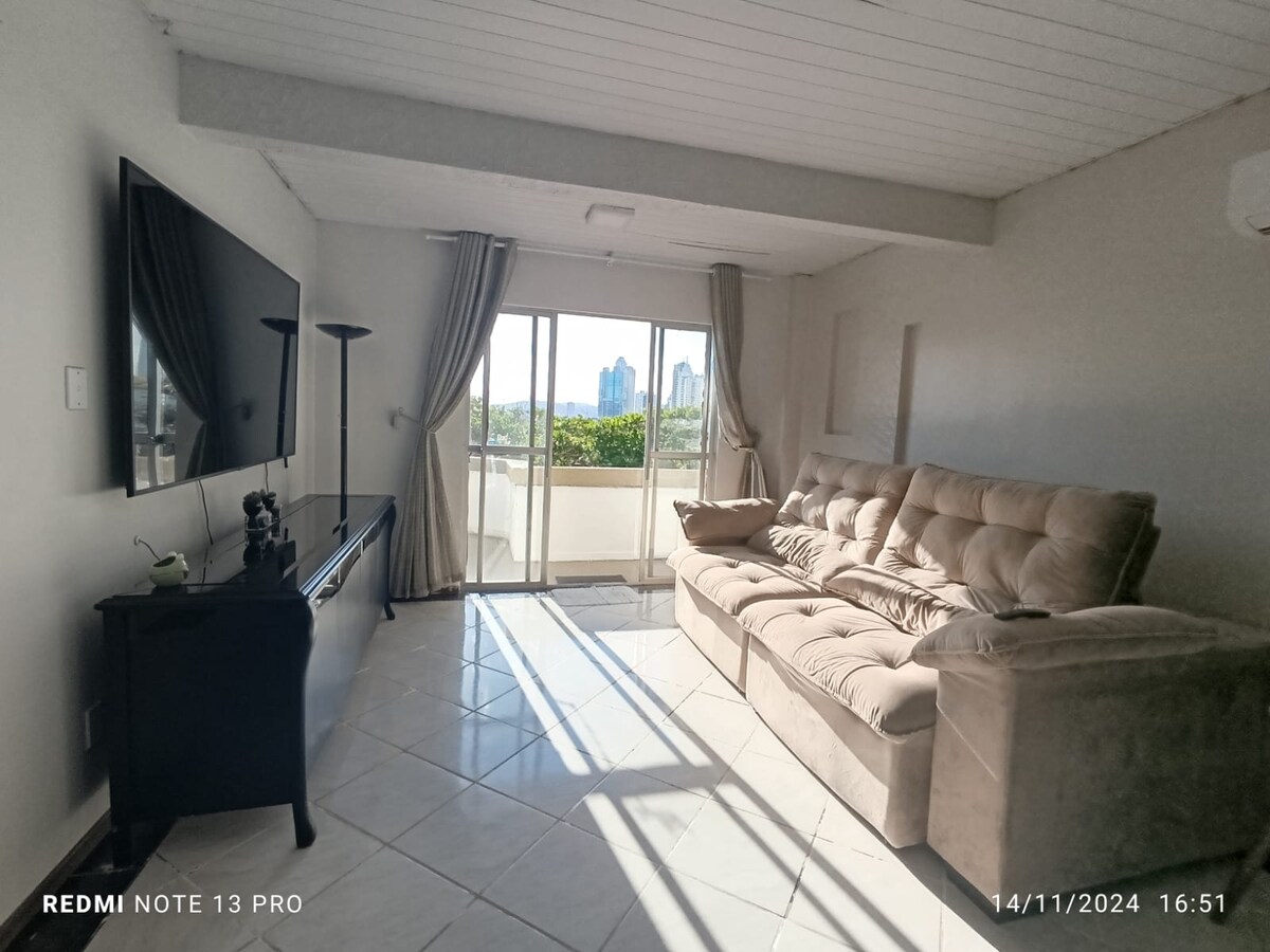 divan-krevat super i rehatshatshëm me televizor inteligjent 75 inçësh dhe ajër të kondicionuar.  