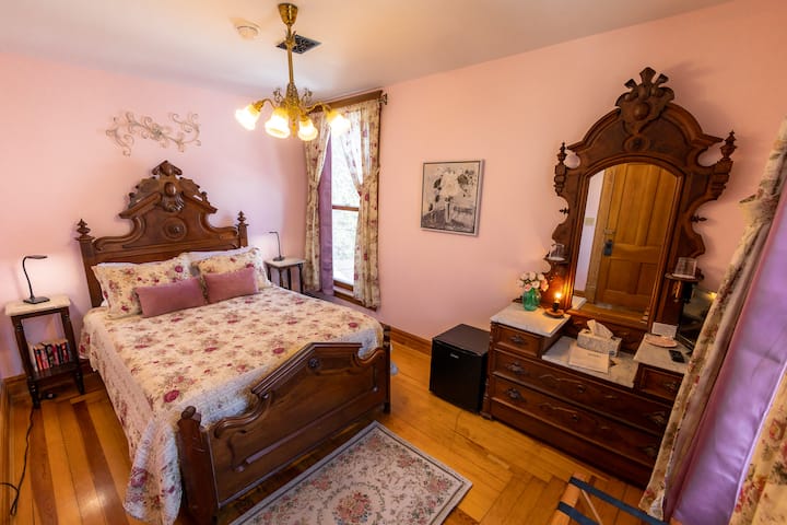 Deadwood's 1899 Inn: Maid's Room