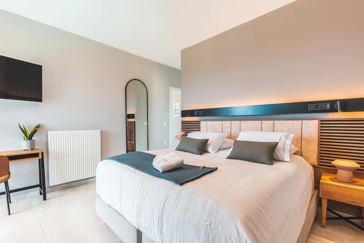 تحتوي غرفة النوم الثالثة على سرير كبير (1,80 × 2,00)، والذي يمكن تشكيله في سريرين مزدوجين (0,90 × 2,00) عند الطلب