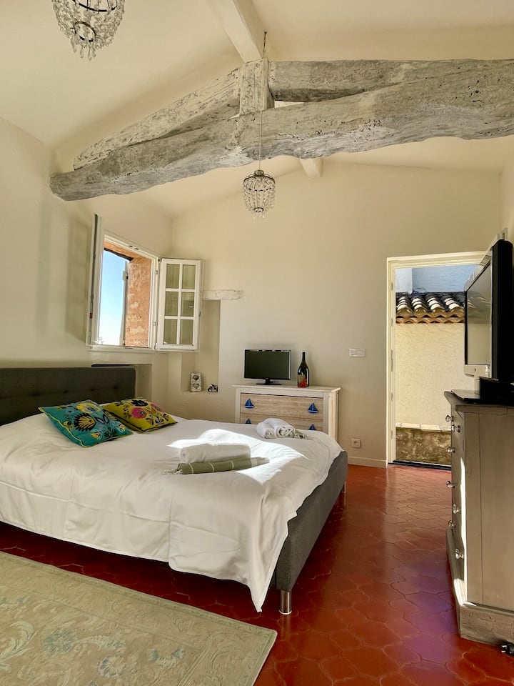 Slaapkamer direct toegankelijk van buitenaf en via aangrenzende slaapkamer.