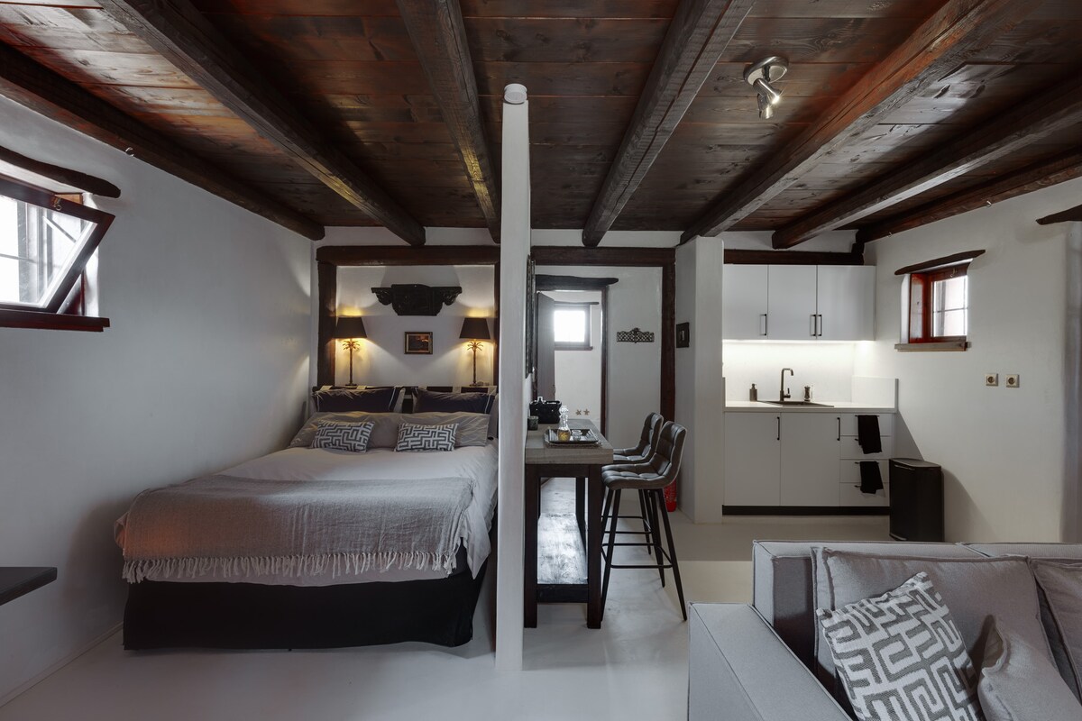 Descripción general del ermita del dormitorio, la cocina y la barra del desayuno. La entrada del baño está en el fondo.